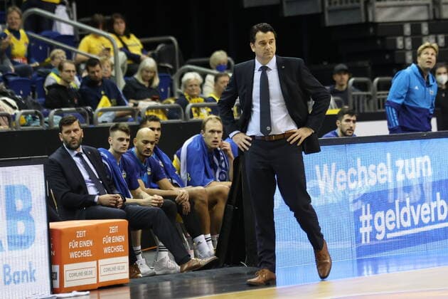 DEU, BBL, ALBA vs. Goettingen, 24.10.2021, Mercedes-Benz-Arena, Berlin, DEU, BBL, ALBA vs. Goettingen, im Bild Cheftrainer Israel Gonz‡lez (ALBA Berlin)