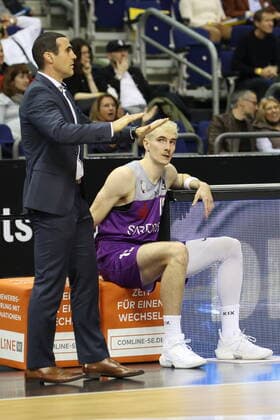 DEU, BBL, ALBA vs. Goettingen, 24.10.2021, Mercedes-Benz-Arena, Berlin, DEU, BBL, ALBA vs. Goettingen, im Bild Trainer,Headcoach Roel Moors (Goettingen), Philipp Hartwich (Goettingen 15)