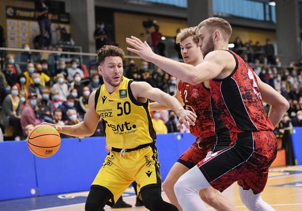 Basketball 2. Bundesliga 2021 2022 6. Spieltag 24.09.2021 in Rottenburg Tigers Tuebingen - Bayer Giants Leverkusen Joanic Gruettner Bacoul (li, Tigers) gegen Marko Bacak (re, Leverkusen) und Robert Merz (Mitte, Leverkusen)