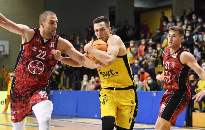 Basketball 2. Bundesliga 2021 2022 6. Spieltag 24.09.2021 in Rottenburg Tigers Tuebingen - Bayer Giants Leverkusen Ryan Richard Mikesell (Mitte, Tigers) gegen Dennis Heinzmann (li, Leverkusen) und Spencer Reaves (re, Leverkusen)