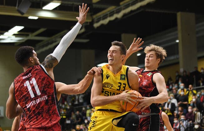 Basketball 2. Bundesliga 2021 2022 6. Spieltag 24.09.2021 in Rottenburg Tigers Tuebingen - Bayer Giants Leverkusen Ryan Richard Mikesell (Mitte, Tigers) gegen Ferenc Gille (li, Leverkusen) und Robert Merz (re, Leverkusen)