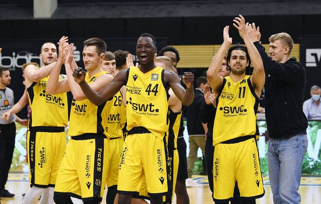 Basketball 2. Bundesliga 2021 2022 6. Spieltag 24.09.2021 in Rottenburg Tigers Tuebingen - Bayer Giants Leverkusen SCHLUSSJUBEL Tigers; Daniel Keppeler, Ryan Richard Mikesell, Bakary Dibba, Erol Ersek und Jekabs Beck (v.li.)