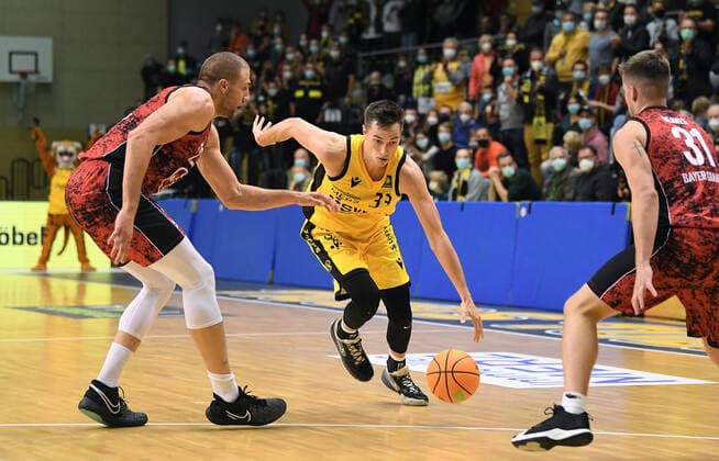 Basketball 2. Bundesliga 2021 2022 6. Spieltag 24.09.2021 in Rottenburg Tigers Tuebingen - Bayer Giants Leverkusen Ryan Richard Mikesell (Mitte, Tigers) gegen Dennis Heinzmann (li, Leverkusen) und Spencer Reaves (re, Leverkusen)