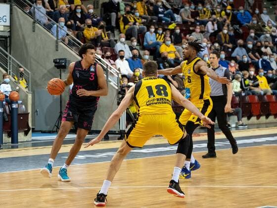 Tyson Ward (Telekom Baskets Bonn, 3), Jonas Wohlfarth-Bottermann (MHP Riesen Ludwigsburg, 18), Justin Simon (MHP Riesen Ludwigsburg, 5), MHP Riesen Ludwigsburg - Telekom Baskets Bonn , Basketball, Bundesliga, 5. Spieltag, Spielzeit 2021 2022, 24.10.2021, MHP Riesen Ludwigsburg - Telekom Baskets Bonn , Basketball, Bundesliga, 5. Spieltag, Spielzeit 2021 2022, 24.10.2021 Ludwigsburg Copyright: xAntonioxChiok Eibner-Pressefotox EP_ACK