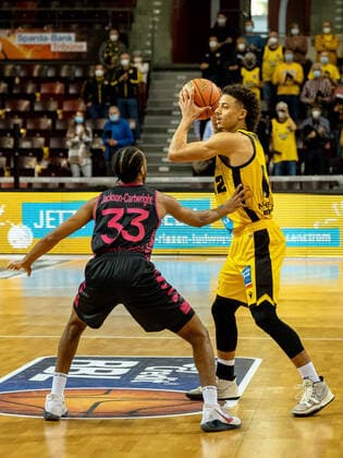 Parker Jackson-Cartwright (Telekom Baskets Bonn, 33), Jonah Radebaugh (MHP Riesen Ludwigsburg, 12), MHP Riesen Ludwigsburg - Telekom Baskets Bonn , Basketball, Bundesliga, 5. Spieltag, Spielzeit 2021 2022, 24.10.2021, MHP Riesen Ludwigsburg - Telekom Baskets Bonn , Basketball, Bundesliga, 5. Spieltag, Spielzeit 2021 2022, 24.10.2021 Ludwigsburg Copyright: xAntonioxChiok Eibner-Pressefotox EP_ACK