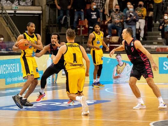 Tremmell Darden (MHP Riesen Ludwigsburg, 21), Justin Gorham (Telekom Baskets Bonn, 4), Jordan Hulls (MHP Riesen Ludwigsburg, 1), Karsten Tadda (Telekom Baskets Bonn, 9), MHP Riesen Ludwigsburg - Telekom Baskets Bonn , Basketball, Bundesliga, 5. Spieltag, Spielzeit 2021 2022, 24.10.2021, MHP Riesen Ludwigsburg - Telekom Baskets Bonn , Basketball, Bundesliga, 5. Spieltag, Spielzeit 2021 2022, 24.10.2021 Ludwigsburg Copyright: xAntonioxChiok Eibner-Pressefotox EP_ACK