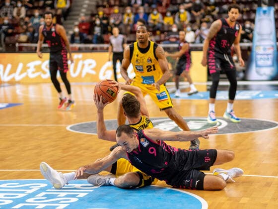 Karsten Tadda (Telekom Baskets Bonn, 9), Jordan Hulls (MHP Riesen Ludwigsburg, 1), Tremmell Darden (MHP Riesen Ludwigsburg, 21), MHP Riesen Ludwigsburg - Telekom Baskets Bonn , Basketball, Bundesliga, 5. Spieltag, Spielzeit 2021 2022, 24.10.2021, MHP Riesen Ludwigsburg - Telekom Baskets Bonn , Basketball, Bundesliga, 5. Spieltag, Spielzeit 2021 2022, 24.10.2021 Ludwigsburg Copyright: xAntonioxChiok Eibner-Pressefotox EP_ACK