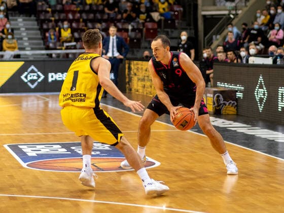 Jordan Hulls (MHP Riesen Ludwigsburg, 1), Karsten Tadda (Telekom Baskets Bonn, 9), MHP Riesen Ludwigsburg - Telekom Baskets Bonn , Basketball, Bundesliga, 5. Spieltag, Spielzeit 2021 2022, 24.10.2021, MHP Riesen Ludwigsburg - Telekom Baskets Bonn , Basketball, Bundesliga, 5. Spieltag, Spielzeit 2021 2022, 24.10.2021 Ludwigsburg Copyright: xAntonioxChiok Eibner-Pressefotox EP_ACK