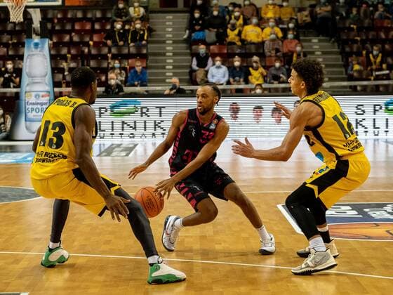 Yorman Polas Bartolo (MHP Riesen Ludwigsburg, 13), Parker Jackson-Cartwright (Telekom Baskets Bonn, 33), Jonah Radebaugh (MHP Riesen Ludwigsburg, 12), MHP Riesen Ludwigsburg - Telekom Baskets Bonn , Basketball, Bundesliga, 5. Spieltag, Spielzeit 2021 2022, 24.10.2021, MHP Riesen Ludwigsburg - Telekom Baskets Bonn , Basketball, Bundesliga, 5. Spieltag, Spielzeit 2021 2022, 24.10.2021 Ludwigsburg Copyright: xAntonioxChiok Eibner-Pressefotox EP_ACK