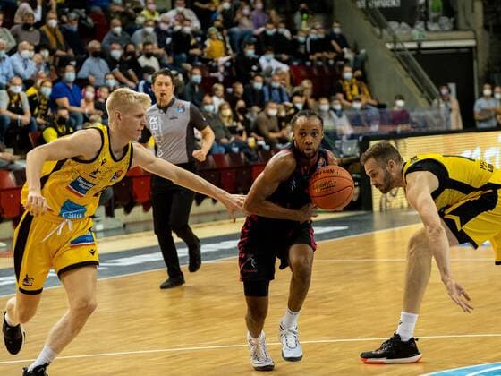 Jacob Patrick (MHP Riesen Ludwigsburg, 2), Parker Jackson-Cartwright (Telekom Baskets Bonn, 33), Jonas Wohlfarth-Bottermann (MHP Riesen Ludwigsburg, 18), MHP Riesen Ludwigsburg - Telekom Baskets Bonn , Basketball, Bundesliga, 5. Spieltag, Spielzeit 2021 2022, 24.10.2021, MHP Riesen Ludwigsburg - Telekom Baskets Bonn , Basketball, Bundesliga, 5. Spieltag, Spielzeit 2021 2022, 24.10.2021 Ludwigsburg Copyright: xAntonioxChiok Eibner-Pressefotox EP_ACK