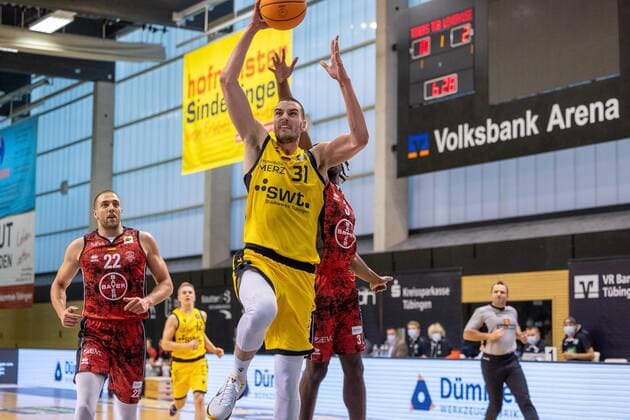 Daniel Keppeler (Tigers Tuebingen, 31) Quentin Goodin (Bayer Giants Leverkusen, 03)¨¨¨Tigers Tübingen vs. Bayer Giants Leverkusen, 2. Basketball, Bundesliga, Pro A, Barmer 2 Basketball, Spieltag 6, Spielzeit 2021 2022, 24.10.2021, ¨¨ Tigers Tübingen - Bayer Giants Leverkusen, Basketball, 2. Bundesliga, Barmer 2 Basketball, Spieltag 6, Spielzeit 2020 2021, 24.10.2021 Rottenburg am Neckar Copyright: xNinaxSander xEibnerxPressefotoxIx EP_NSR