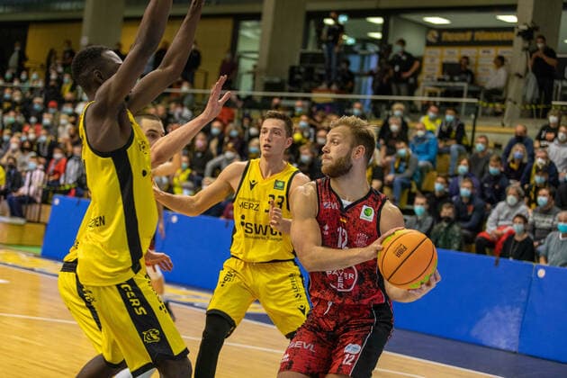 Bakary Diba (Tigers Tuebingen, 44) Ryan Mikesell (Tigers Tuebingen, 33) Melvin Jostmann (Bayer Giants Leverkusen, 12) ¨¨¨Tigers Tübingen vs. Bayer Giants Leverkusen, 2. Basketball, Bundesliga, Pro A, Barmer 2 Basketball, Spieltag 6, Spielzeit 2021 2022, 24.10.2021, ¨¨ Tigers Tübingen - Bayer Giants Leverkusen, Basketball, 2. Bundesliga, Barmer 2 Basketball, Spieltag 6, Spielzeit 2020 2021, 24.10.2021 Rottenburg am Neckar Copyright: xNinaxSander xEibnerxPressefotoxIx EP_NSR