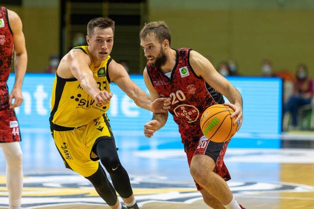 Ryan Mikesell (Tigers Tuebingen, 33) JJ Mann (Bayer Giants Leverkusen, 20)¨¨¨Tigers Tübingen vs. Bayer Giants Leverkusen, 2. Basketball, Bundesliga, Pro A, Barmer 2 Basketball, Spieltag 6, Spielzeit 2021 2022, 24.10.2021, ¨¨ Tigers Tübingen - Bayer Giants Leverkusen, Basketball, 2. Bundesliga, Barmer 2 Basketball, Spieltag 6, Spielzeit 2020 2021, 24.10.2021 Rottenburg am Neckar Copyright: xNinaxSander xEibnerxPressefotoxIx EP_NSR