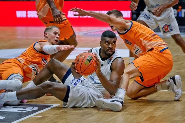 Niners Chemnitz vs. Ratiopharm Ulm, Basketball, Bundesliga, BBL, easycredit BBL, Spieltag 5, Spielzeit 2021 2022, 24.10.2021, Niners Chemnitz vs. Ratiopharm Ulm, Basketball, Bundesliga, BBL, easycredit BBL, Spieltag 5, Spielzeit 2021 2022, 24.10.2021, Foto: EIBNER Thorsten Ochs Chemnitz Copyright: xEibner-Pressefoto ThorstenxOchsx EP_TOS