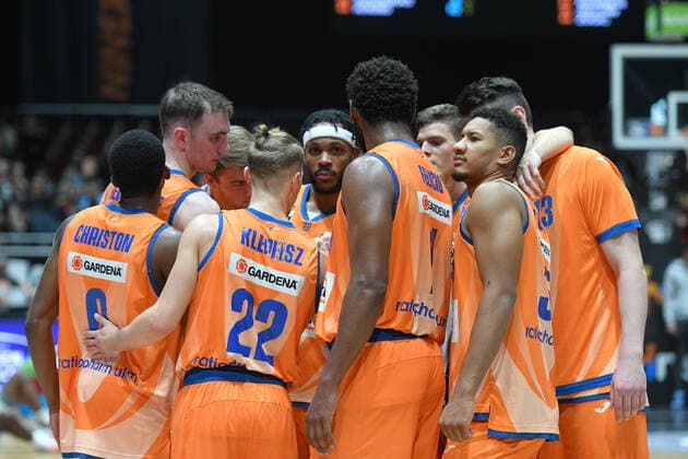 Mannschaft von Ratiopharm Ulm freut sich ueber den Sieg, Niners Chemnitz vs. Ratiopharm Ulm, 24.10.2021, easycredit Basketball Bundesliga, GER, Saison 2021 2022 Niners Chemnitz vs. Ratiopharm Ulm, 24.10.2021, easycredit Basketball Bundesliga, GER, Saison 2021 2022 Chemnitz Copyright: xBertxHarzer xEibner-xPressefotox