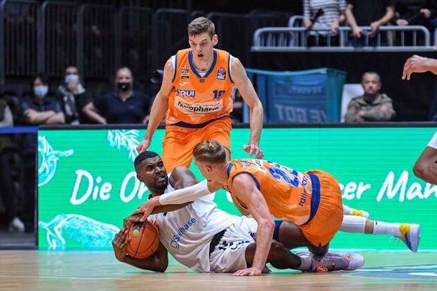 Frantz Massenat (Niners Chemnitz) li., Thomas Klepeisz (Ratiopharm Ulm) re. und Christoph Philipps (Ratiopharm Ulm) oben, Niners Chemnitz vs. Ratiopharm Ulm, 24.10.2021, easycredit Basketball Bundesliga, GER, Saison 2021 2022 Niners Chemnitz vs. Ratiopharm Ulm, 24.10.2021, easycredit Basketball Bundesliga, GER, Saison 2021 2022 Chemnitz Copyright: xBertxHarzer xEibner-xPressefotox