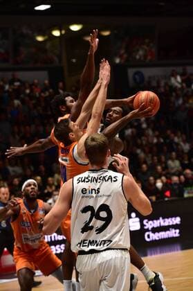 24.10.2021, easyCredit Basketball Bundesliga, BBL, Saison 2021 2022, Herren, Chemnitz Niners - Ratiopharm Ulm, Copyright: Seidel Trienitz Isiaha Mike, Niners Chemnitz, Mindaugas Susinskas, Niners Chemnitz Chemnitz Messe Chemnitz Sachsen Germany