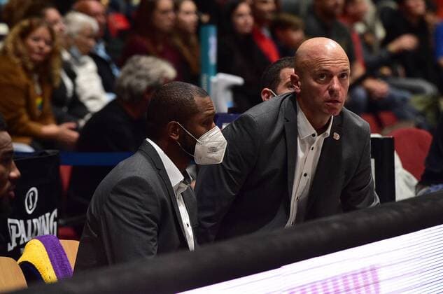 24.10.2021, easyCredit Basketball Bundesliga, BBL, Saison 2021 2022, Herren, Chemnitz Niners - Ratiopharm Ulm, Copyright: Seidel Trienitz Virgil Matthews (Assistant Coach), Niners Chemnitz, Rodrigo Pastore (Headcoach), Niners Chemnitz Chemnitz Messe Chemnitz Sachsen Germany