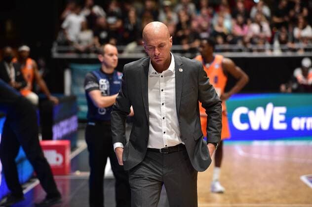 24.10.2021, easyCredit Basketball Bundesliga, BBL, Saison 2021 2022, Herren, Chemnitz Niners - Ratiopharm Ulm, Copyright: Seidel Trienitz Rodrigo Pastore (Headcoach), Niners Chemnitz nach der Niederlage Chemnitz Messe Chemnitz Sachsen Germany