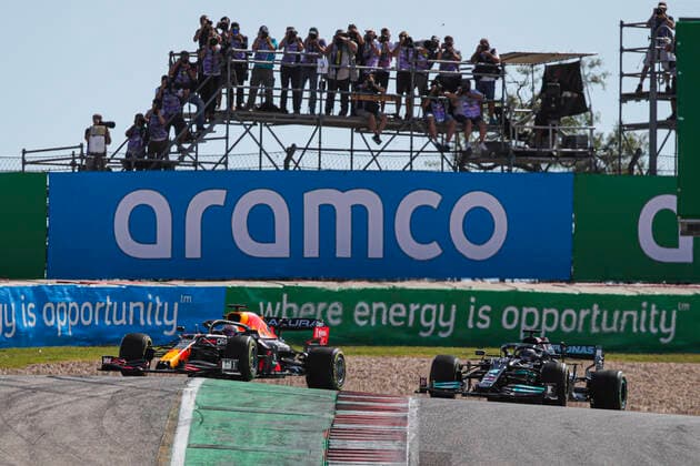 33 VERSTAPPEN Max (nld), Red Bull Racing Honda RB16B, 44 HAMILTON Lewis (gbr), Mercedes AMG F1 GP W12 E Performance, start of the race during the Formula 1 Aramco United States Grand Prix 2021, 17th round of the 2021 FIA Formula One World Championship, WM, Weltmeisterschaft from October 21 to 24, 2021 on the Circuit of the Americas, in Austin, Texas, United States of American - F1 - UNITED STATES GRAND PRIX 2021 - RACE DPPI Panoramic FGO09151