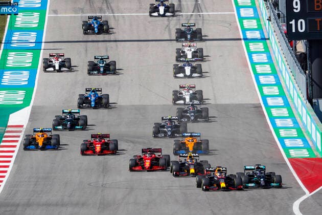 Start of the race, 33 VERSTAPPEN Max (nld), Red Bull Racing Honda RB16B, 44 HAMILTON Lewis (gbr), Mercedes AMG F1 GP W12 E Performance, action during the Formula 1 Aramco United States Grand Prix 2021, 17th round of the 2021 FIA Formula One World Championship, WM, Weltmeisterschaft from October 21 to 24, 2021 on the Circuit of the Americas, in Austin, Texas, United States of American - F1 - UNITED STATES GRAND PRIX 2021 - RACE DPPI Panoramic _V2_9573