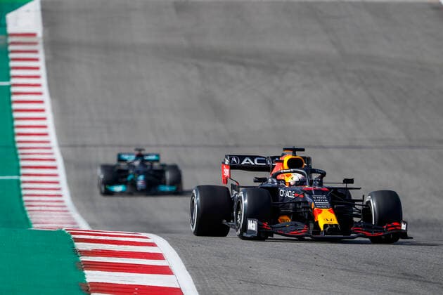 33 VERSTAPPEN Max (nld), Red Bull Racing Honda RB16B, 44 HAMILTON Lewis (gbr), Mercedes AMG F1 GP W12 E Performance, action during the Formula 1 Aramco United States Grand Prix 2021, 17th round of the 2021 FIA Formula One World Championship, WM, Weltmeisterschaft from October 21 to 24, 2021 on the Circuit of the Americas, in Austin, Texas, United States of American - F1 - UNITED STATES GRAND PRIX 2021 - RACE DPPI Panoramic _V2_0306