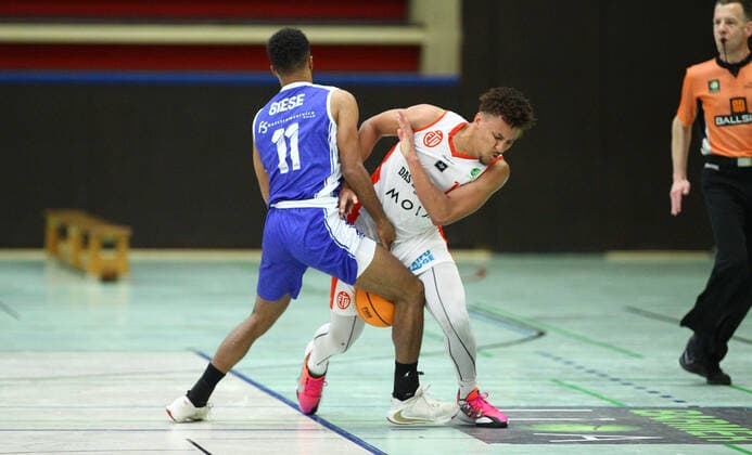 Basketball, Saison 2021 2002, ProB Nord BARMER 2. Basketball Bundesliga, Fünfter Spieltag, ETV Hamburg - RSV Eintracht Stahnsdorf (73:82 nach Verlängerung). Alexander Giese (RSV, l.), Mubarak Salami. Wandsbek Hamburg