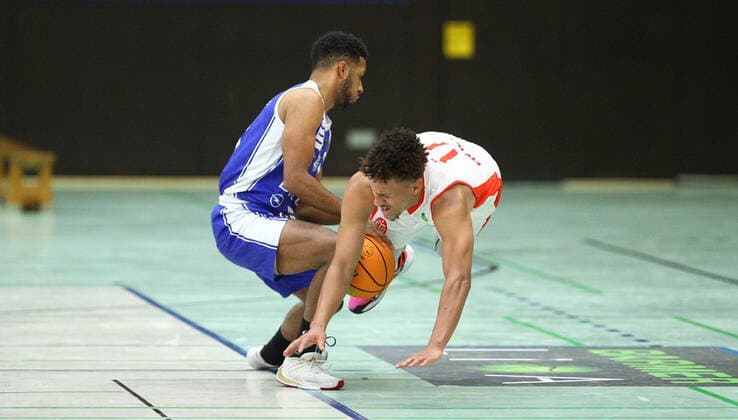 Basketball, Saison 2021 2002, ProB Nord BARMER 2. Basketball Bundesliga, Fünfter Spieltag, ETV Hamburg - RSV Eintracht Stahnsdorf (73:82 nach Verlängerung). Alexander Giese (RSV, l.), Mubarak Salami. Wandsbek Hamburg