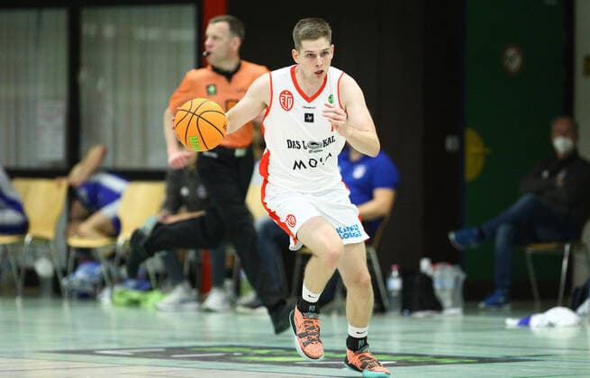 Basketball, Saison 2021 2002, ProB Nord BARMER 2. Basketball Bundesliga, Fünfter Spieltag, ETV Hamburg - RSV Eintracht Stahnsdorf (73:82 nach Verlängerung). Marcel Hoppe (ETV). Wandsbek Hamburg