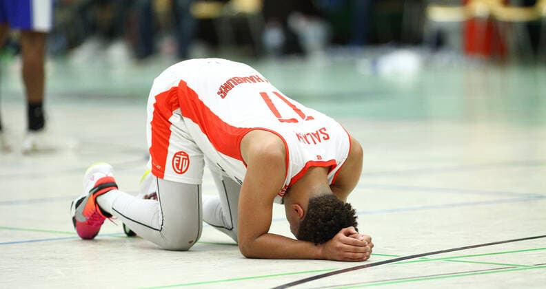 Basketball, Saison 2021 2002, ProB Nord BARMER 2. Basketball Bundesliga, Fünfter Spieltag, ETV Hamburg - RSV Eintracht Stahnsdorf (73:82 nach Verlängerung). Mubarak Salami (ETV), Frust. Wandsbek Hamburg