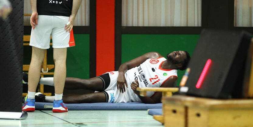 Basketball, Saison 2021 2002, ProB Nord BARMER 2. Basketball Bundesliga, Fünfter Spieltag, ETV Hamburg - RSV Eintracht Stahnsdorf (73:82 nach Verlängerung). Mayika Lungongo (ETV) schied mit einer Fußverletzung aus. Wandsbek Hamburg