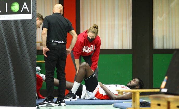 Basketball, Saison 2021 2002, ProB Nord BARMER 2. Basketball Bundesliga, Fünfter Spieltag, ETV Hamburg - RSV Eintracht Stahnsdorf (73:82 nach Verlängerung). Mayika Lungongo (ETV) schied mit einer Fußverletzung aus. Wandsbek Hamburg