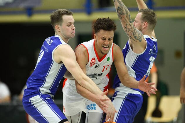 Basketball, Saison 2021 2002, ProB Nord BARMER 2. Basketball Bundesliga, Fünfter Spieltag, ETV Hamburg - RSV Eintracht Stahnsdorf (73:82 nach Verlängerung). Max Stölzel (RSV, l.), Mubarak Salami (ETV, M.), Sebastian Fülle (RSV). Wandsbek Hamburg