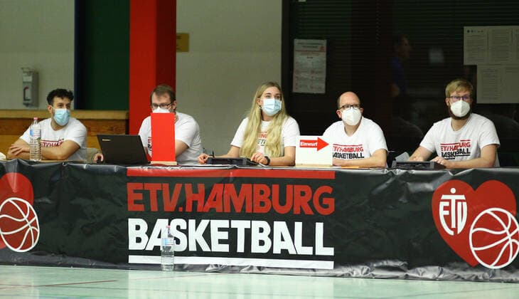 Basketball, Saison 2021 2002, ProB Nord BARMER 2. Basketball Bundesliga, Fünfter Spieltag, ETV Hamburg - RSV Eintracht Stahnsdorf (73:82 nach Verlängerung). Kampfgericht des ETV. Wandsbek Hamburg