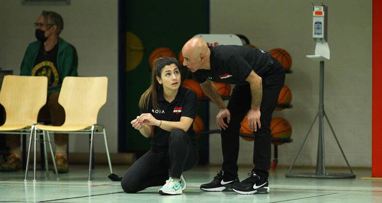 Basketball, Saison 2021 2002, ProB Nord BARMER 2. Basketball Bundesliga, Fünfter Spieltag, ETV Hamburg - RSV Eintracht Stahnsdorf (73:82 nach Verlängerung). ETV-Trainerin Sükran Gencay und Co-Trainer Hussen Alrifai. Wandsbek Hamburg