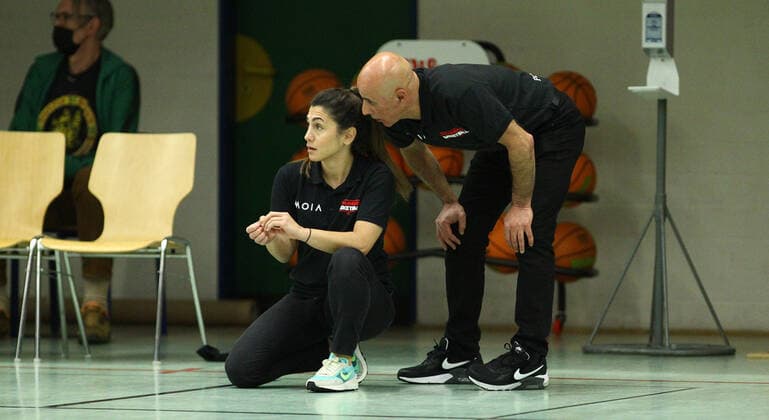 Basketball, Saison 2021 2002, ProB Nord BARMER 2. Basketball Bundesliga, Fünfter Spieltag, ETV Hamburg - RSV Eintracht Stahnsdorf (73:82 nach Verlängerung). ETV-Trainerin Sükran Gencay und Co-Trainer Hussen Alrifai. Wandsbek Hamburg