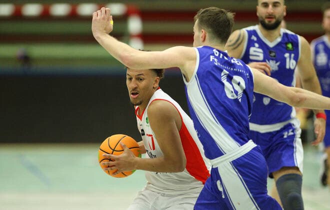 Basketball, Saison 2021 2002, ProB Nord BARMER 2. Basketball Bundesliga, Fünfter Spieltag, ETV Hamburg - RSV Eintracht Stahnsdorf (73:82 nach Verlängerung). Mubarak Salami (ETV, l.), Max Stölzel. Wandsbek Hamburg