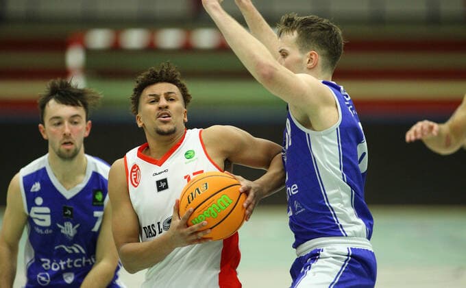 Basketball, Saison 2021 2002, ProB Nord BARMER 2. Basketball Bundesliga, Fünfter Spieltag, ETV Hamburg - RSV Eintracht Stahnsdorf (73:82 nach Verlängerung). Mubarak Salami (ETV, l.), Max Stölzel (R.). Wandsbek Hamburg
