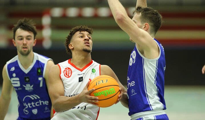 Basketball, Saison 2021 2002, ProB Nord BARMER 2. Basketball Bundesliga, Fünfter Spieltag, ETV Hamburg - RSV Eintracht Stahnsdorf (73:82 nach Verlängerung). Mubarak Salami (ETV, l.), Max Stölzel (R.). Wandsbek Hamburg