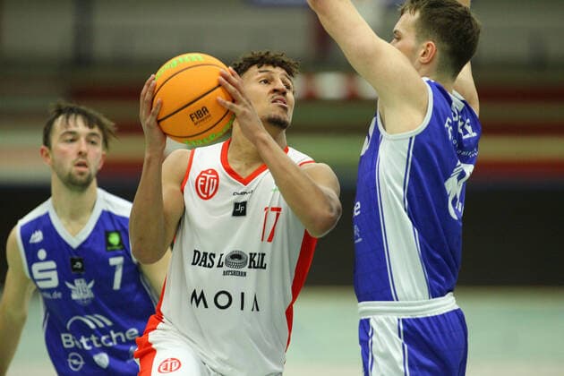 Basketball, Saison 2021 2002, ProB Nord BARMER 2. Basketball Bundesliga, Fünfter Spieltag, ETV Hamburg - RSV Eintracht Stahnsdorf (73:82 nach Verlängerung). Mubarak Salami (ETV, l.), Max Stölzel (R.). Wandsbek Hamburg