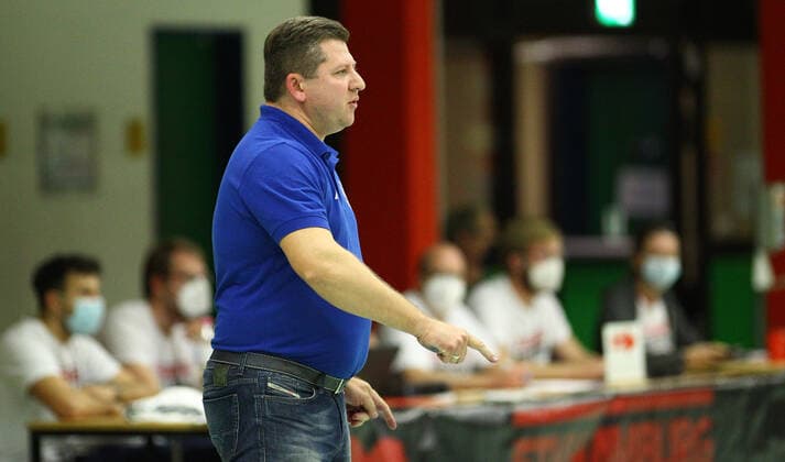 Basketball, Saison 2021 2002, ProB Nord BARMER 2. Basketball Bundesliga, Fünfter Spieltag, ETV Hamburg - RSV Eintracht Stahnsdorf (73:82 nach Verlängerung). RSV-Coach Vladimir Pastushenko. Wandsbek Hamburg
