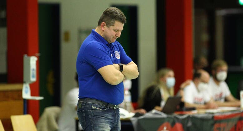 Basketball, Saison 2021 2002, ProB Nord BARMER 2. Basketball Bundesliga, Fünfter Spieltag, ETV Hamburg - RSV Eintracht Stahnsdorf (73:82 nach Verlängerung). RSV-Coach Vladimir Pastushenko. Wandsbek Hamburg