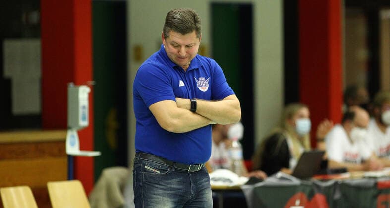 Basketball, Saison 2021 2002, ProB Nord BARMER 2. Basketball Bundesliga, Fünfter Spieltag, ETV Hamburg - RSV Eintracht Stahnsdorf (73:82 nach Verlängerung). RSV-Coach Vladimir Pastushenko. Wandsbek Hamburg