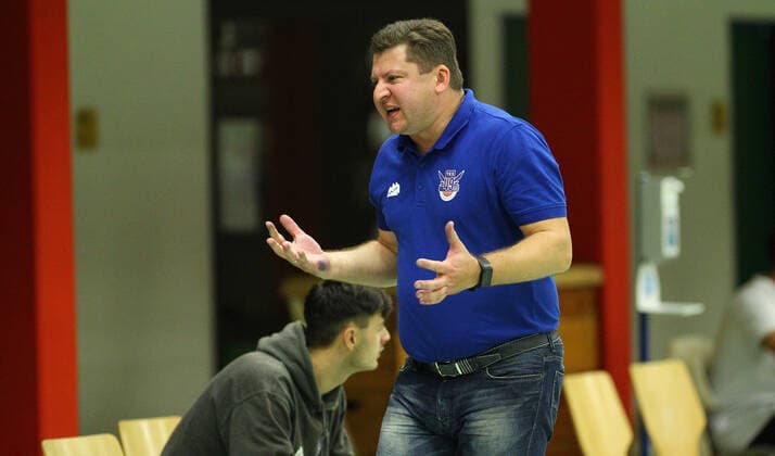 Basketball, Saison 2021 2002, ProB Nord BARMER 2. Basketball Bundesliga, Fünfter Spieltag, ETV Hamburg - RSV Eintracht Stahnsdorf (73:82 nach Verlängerung). RSV-Coach Vladimir Pastushenko. Wandsbek Hamburg