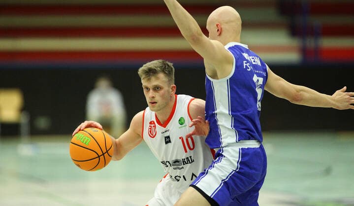 Basketball, Saison 2021 2002, ProB Nord BARMER 2. Basketball Bundesliga, Fünfter Spieltag, ETV Hamburg - RSV Eintracht Stahnsdorf (73:82 nach Verlängerung). Fabian Paetsch (ETV, l.), Leonik Wadehn. Wandsbek Hamburg
