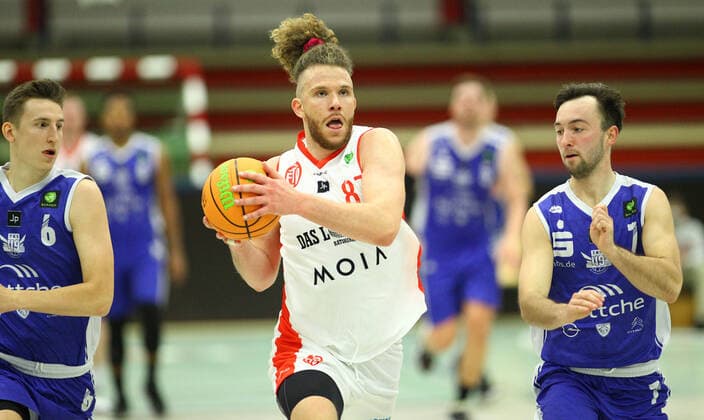 Basketball, Saison 2021 2002, ProB Nord BARMER 2. Basketball Bundesliga, Fünfter Spieltag, ETV Hamburg - RSV Eintracht Stahnsdorf (73:82 nach Verlängerung). Lukas Wagner (RSV, l.), Robin Ewert (ETV, M.), Jordan Müller (RSV, r.). Wandsbek Hamburg