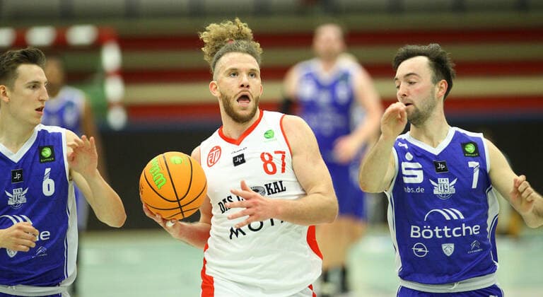 Basketball, Saison 2021 2002, ProB Nord BARMER 2. Basketball Bundesliga, Fünfter Spieltag, ETV Hamburg - RSV Eintracht Stahnsdorf (73:82 nach Verlängerung). Lukas Wagner (RSV, l.), Robin Ewert (ETV, M.), Jordan Müller (RSV, r.). Wandsbek Hamburg