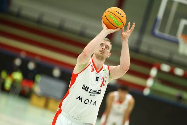 Basketball, Saison 2021 2002, ProB Nord BARMER 2. Basketball Bundesliga, Fünfter Spieltag, ETV Hamburg - RSV Eintracht Stahnsdorf (73:82 nach Verlängerung). Vladimir Migunov (ETV) beim Freiwurf. Wandsbek Hamburg