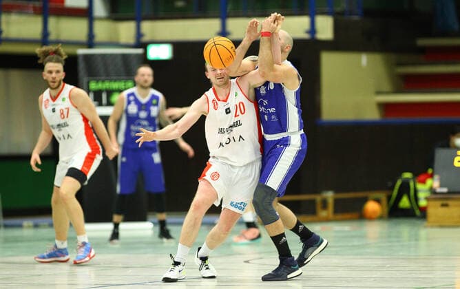 Basketball, Saison 2021 2002, ProB Nord BARMER 2. Basketball Bundesliga, Fünfter Spieltag, ETV Hamburg - RSV Eintracht Stahnsdorf (73:82 nach Verlängerung). Vladimir Migunov (ETV, l.), Niklas Hey. Wandsbek Hamburg