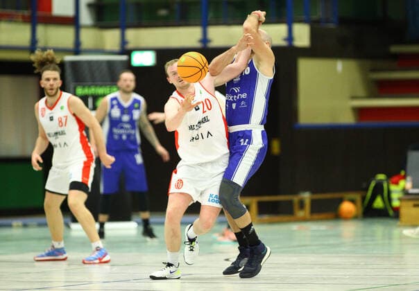 Basketball, Saison 2021 2002, ProB Nord BARMER 2. Basketball Bundesliga, Fünfter Spieltag, ETV Hamburg - RSV Eintracht Stahnsdorf (73:82 nach Verlängerung). Vladimir Migunov (ETV, l.), Niklas Hey. Wandsbek Hamburg